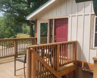 'Dragonfly' guestroom at farmstay glamping bed & breakfast on 11 park-like acres - Bryson City - Balcony