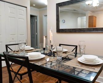 Centrally located 2 Bedroom 1 Bath spacious condo - Tampa - Comedor
