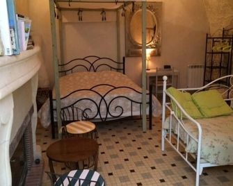 Original troglodyte house on the banks of the Loire: Les Troglos Verts - Parnay - Bedroom