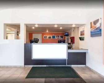 Travelodge by Wyndham Lansing - Лансінг - Рецепція