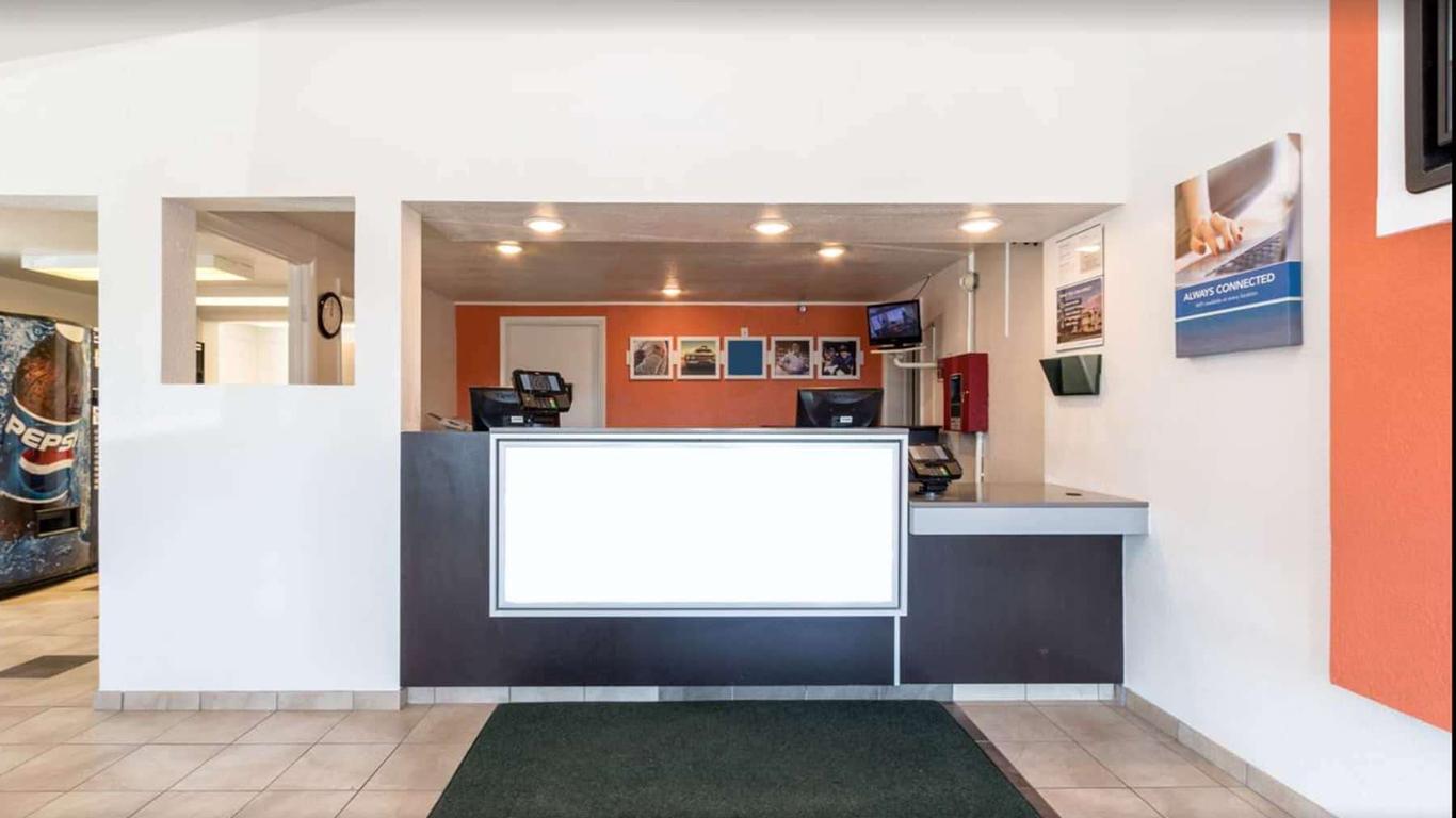 Travelodge by Wyndham Lansing