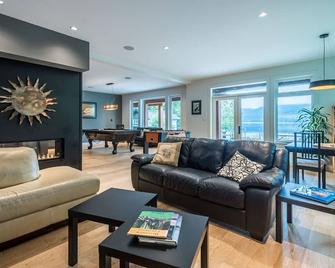 Stirling Arm Lakehouse Luxury Retreat on Vancouver Island. - Port Alberni - Living room