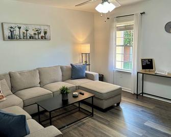 Walk to Clemson Univ & Downtown, Quiet & Safe Community, Pool, Free Parking - Clemson - Living room