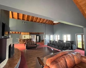 Secluded Getaway Nestled In The Hacienda Heights Hills - Hacienda Heights - Living room