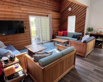 Cozy cottage in a quiet neighborhood 1 mile to Bethany Beach. - Ocean View - Living room