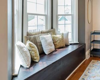 2nd floor loft near the lake! - Manitowoc - Huiskamer
