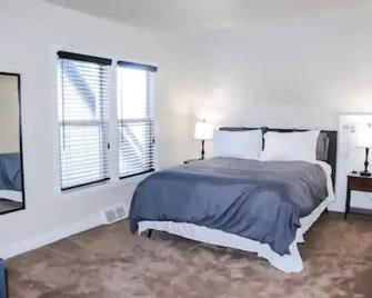 Brand New Listing From A Superhost! - Wyandotte - Bedroom