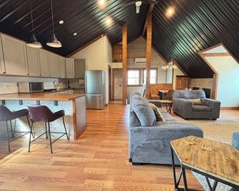 Charming 3-bedroom Loft on the Bourbon Trail. - Shelbyville - Вітальня