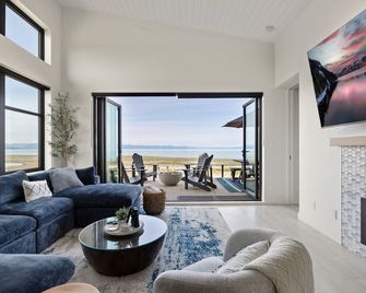 Beachfront Villa #14 At The Beach House - Campbell River - Living room