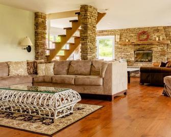 6 Br Country Farmhouse Only 2 Miles From Skiing - Roxbury - Living room