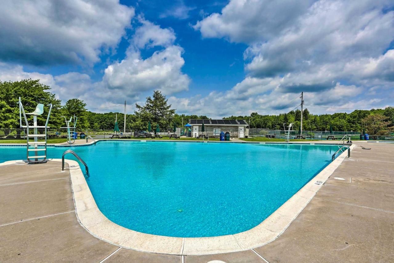 Hike, Swim, Ski And More Home in Arrowhe