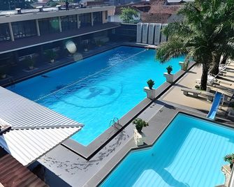 Hotel Nirwana Pekalongan - Pekalongan - Bazén