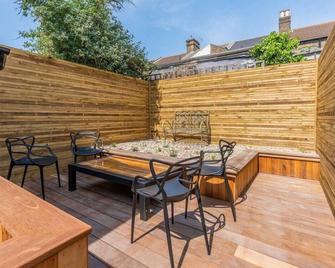 Cosy Blue Shells Cottage - 2bedrooms - Garden - 5mins beach - 1min Shell Grotto - Dover - Patio