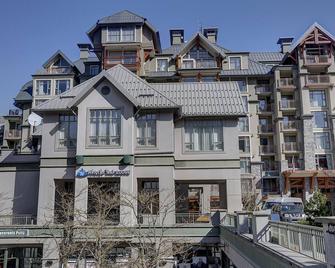 4th-floor studio near ski lifts with golf nearby, gym, fireplace, & jetted tub - Whistler - Gebäude