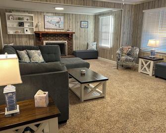Nana’s Charming 4-bedroom cottage in serene Belhaven close to all amenities. - Belhaven - Living room