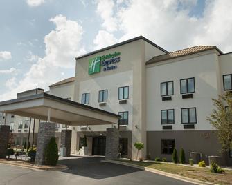 Holiday Inn Express Hotel & Suites Madison, An IHG Hotel - Madison - Building