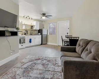 Modern Studio - Queen Bed Apartment - Huntsville - Kitchen