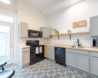 2 Bed, 2.5 Bath renovated heritage home in Downtown Fredericton - Fredericton - Küche
