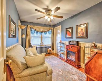 Whimsical Lancaster Home - 4 Mi to Sight and Sound - Lancaster - Living room