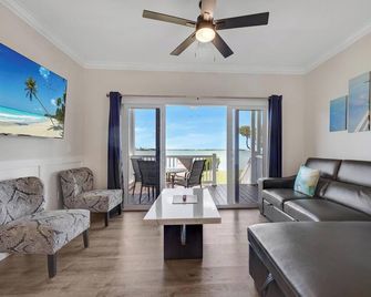 Villa 5020 On Duck Key Boat Slip Available - 2bd 2.5ba - Duck Key - Living room