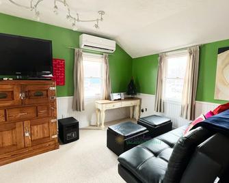 Adorable studio cottage in Suttons Bay. Air conditioning. Pet friendly. - Suttons Bay - Living room