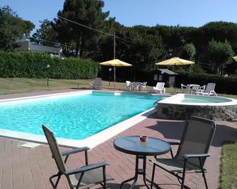 Affittacamere da Laura Silvi - Canonica - Piscină