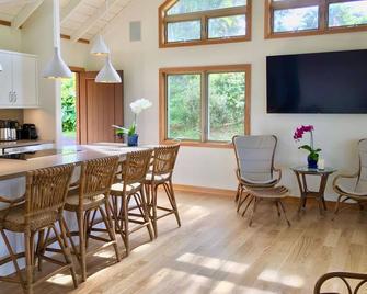 North Shore Ocean View Cottage - Haiku-Pauwela - Living room