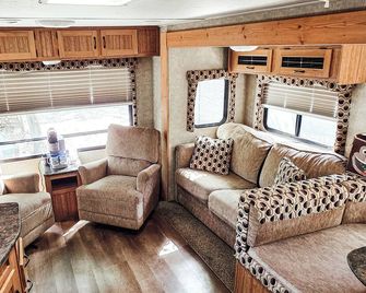 Nicevilles' Hidden Backyard Camper - Niceville