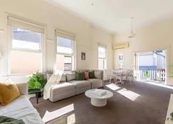 Oversized Artdeco Apartment w 4m high ceilings - Sydney - Huiskamer