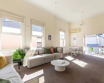 Oversized Artdeco Apartment w 4m high ceilings - Sídney - Sala de estar