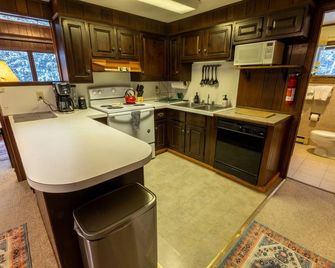 Spacious Chalet, Skiing 5 Minutes to Jay Peak, Vermont! - Montgomery - Kitchen