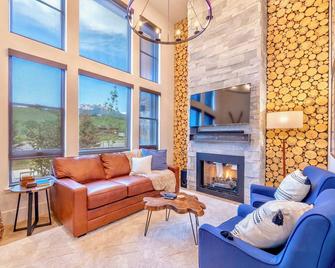 Mountain-view Townhouse With Cozy Fireplace - Silverthorne - Living room