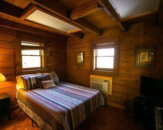 Pet friendly, with a new hot tub. Overlooks fork of Red River. - Slade