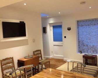 8 Owls B&B - Гластонбері - Їдальня