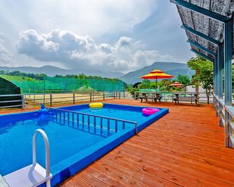 Mungyeong Farm Story Pension - Mungyeong - Piscina