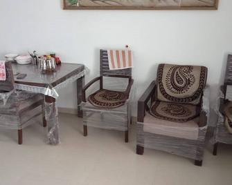 Excellent 2 BHK Villa at Prarambh 50+ community - Nānodra - Restaurante
