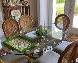 Beautiful New home on Lake 3bd/2 full baths, large yard, sandy beach, and dock - Umatilla - Dining room