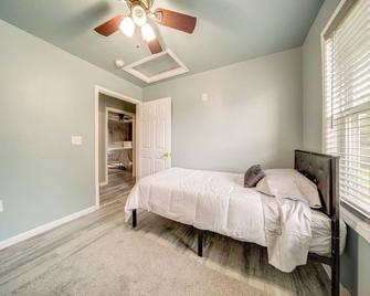 Quaint Erie Home with Smart TVs and Yard 3 Mi to Lake - Erie - Habitación