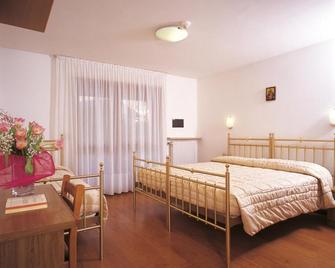 Hotel Sella Ronda Serenella - Кампітелло-ді-Фасса - Спальня