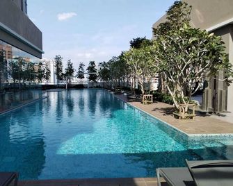 New 3-bedroom condo with 600 sq ft terrace viewing Kuala Lumpur City, - Kuala Lumpur - Piscina