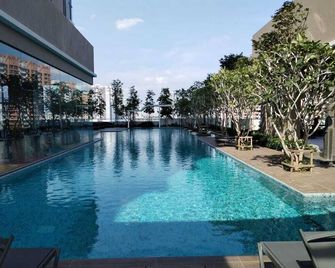 New 3-bedroom condo with 600 sq ft terrace viewing Kuala Lumpur City, - קואלה לומפור - בריכה