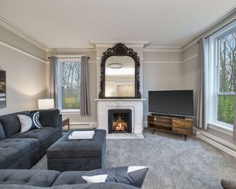 Spacious 5-bedroom farmhouse in charming Oswego with private woods - Oswego - Living room