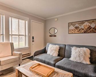 Chic Eden Condo with Pool Access Less Than 5 Mi to Ski! - Eden - Living room