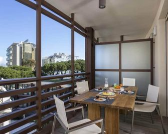 إمباسي أبارتهوتل - ريميني - شرفة