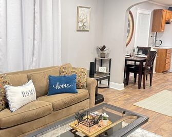 Entire Private Home • Sleeps 6 • Prime Salisbury Location - Salisbury - Living room