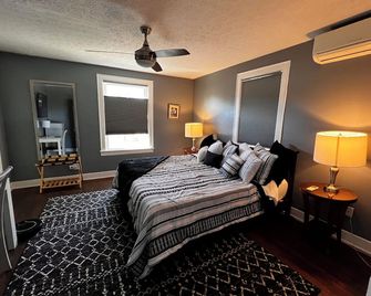 Amazing Beds, Fast WiFi - Walk to EKU & Downtown Venues - 5 minutes to I-75 - Річмонд - Спальня