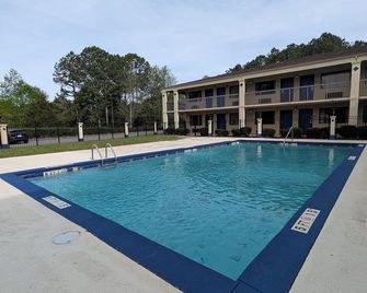 Days Inn by Wyndham Adairsville - Adairsville - Piscina