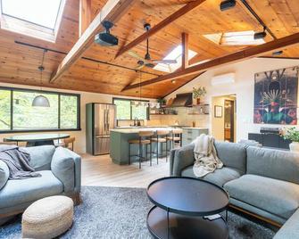 NEW - Relaxing Retreat with Hot Tub in the Woods - Occidental - Sala de estar
