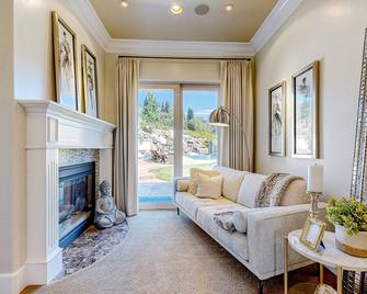 Luxury estate with pool, hot tub, putting green, & game room - dog-friendly - El Dorado Hills - Living room