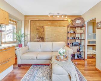 Quaint Carmel - Bungalow Close to Beach - Carmel-by-the-Sea - Living room